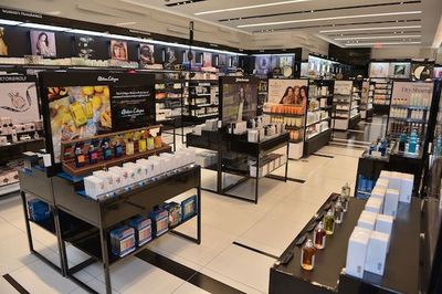為什么化妝品商店越長越像？一場精心設計的心理游戲